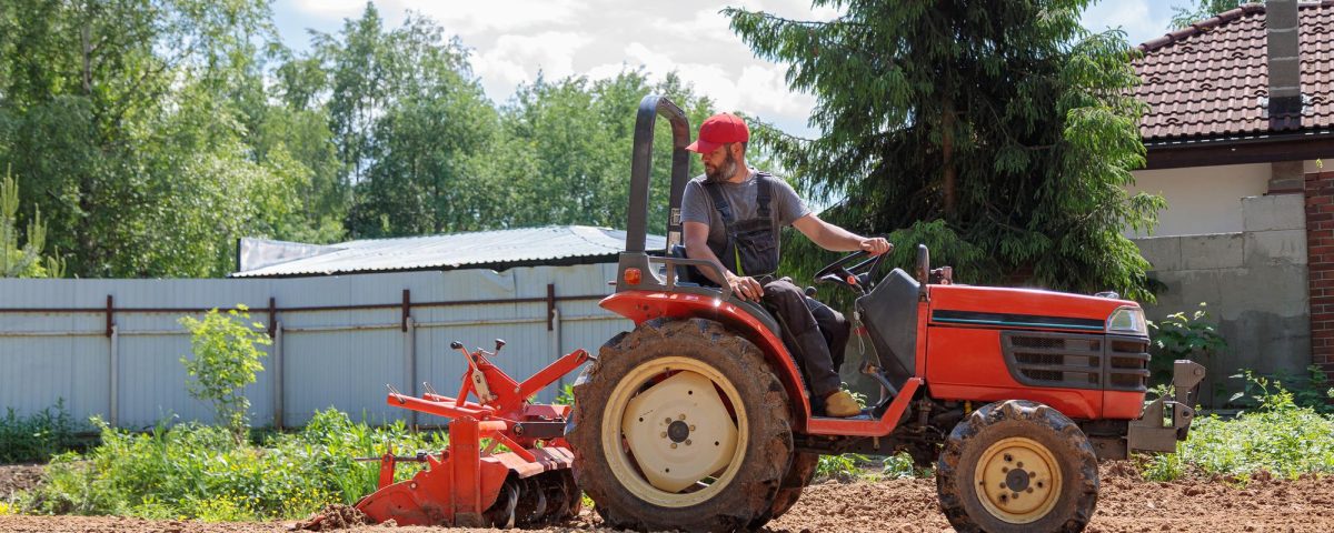 از بین بردن علف‌های هرز با مینی تراکتور