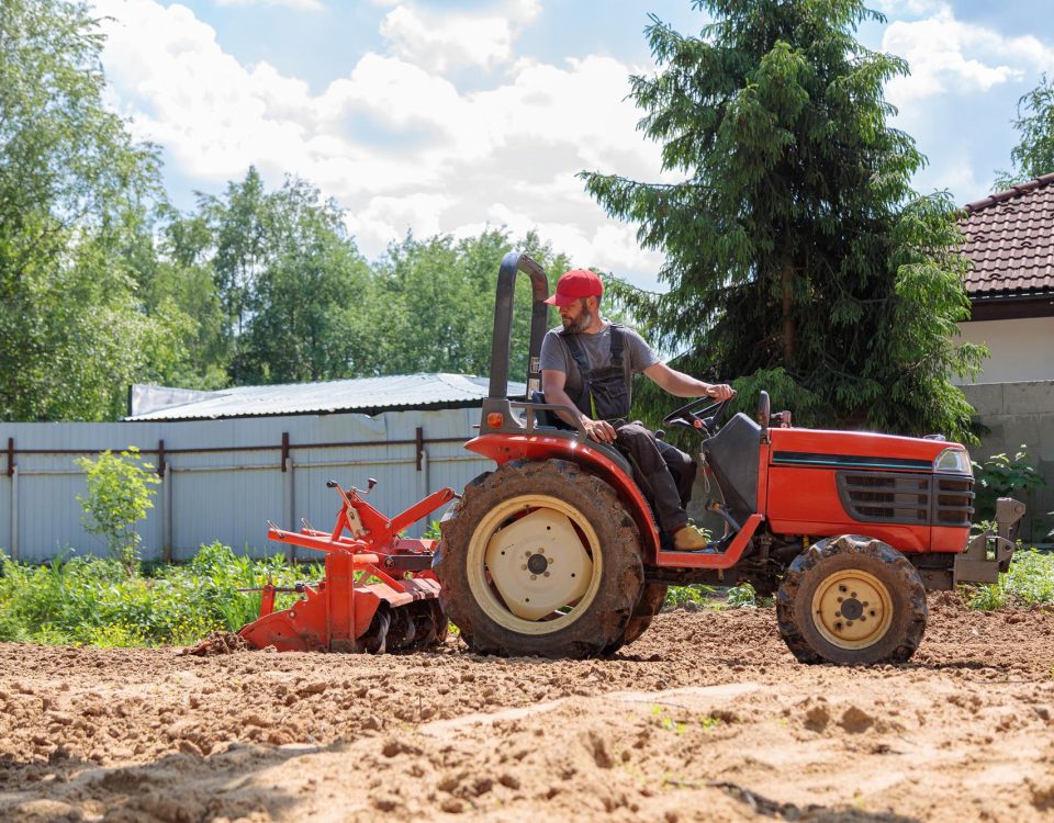 از بین بردن علف‌های هرز با مینی تراکتور